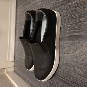 Elegant Black Slip-On Women's Sneakers